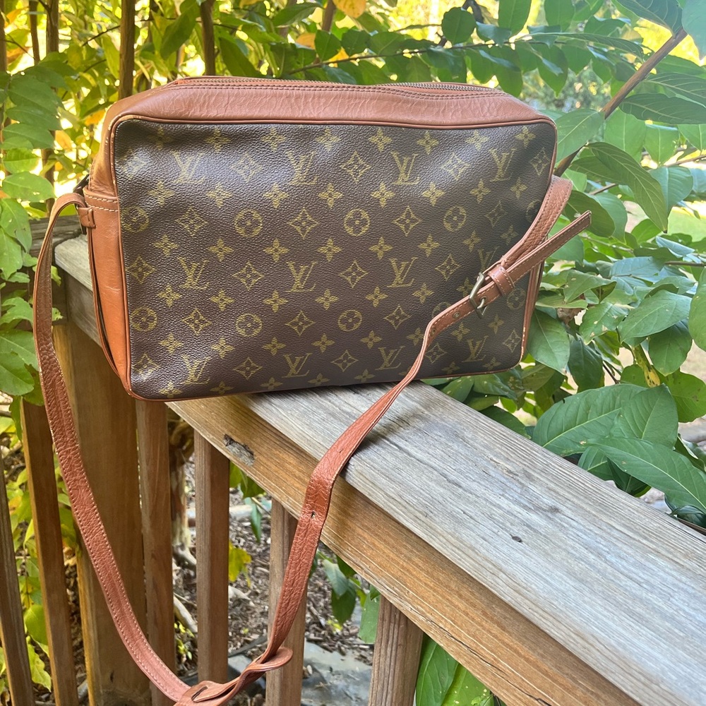 AUTHENTIC LOUIS VUITTON MONO CROSSBODY